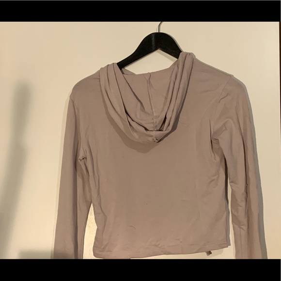 Pull over thin hoodie, cropped, says xs bur fits like a small - Picture 2 of 3